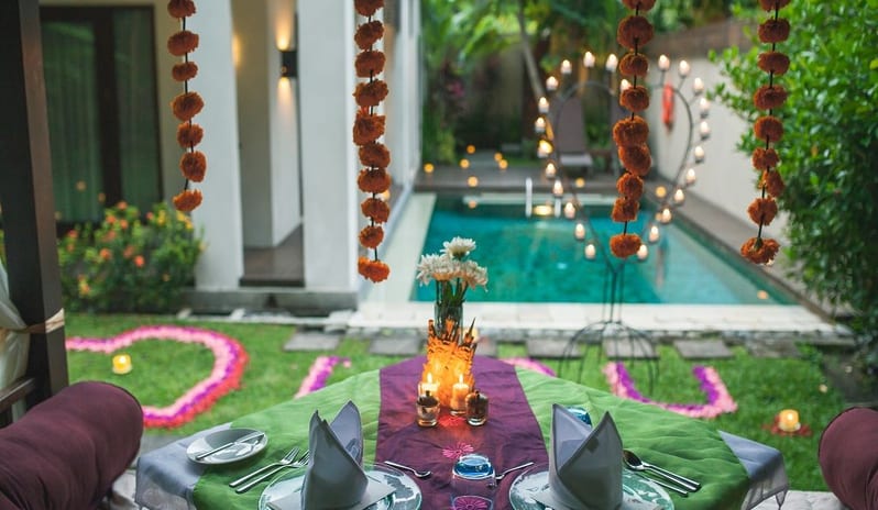 IN VILLA DINING TABLE